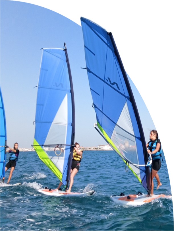 Jeunes sur une planche à voile